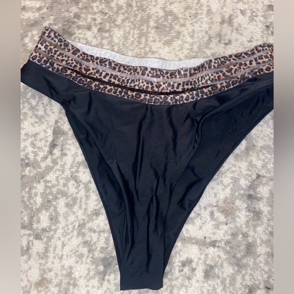 Cheeky black bikini bottoms - Picture 2 of 4